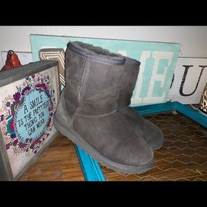 Ugg girl size 3